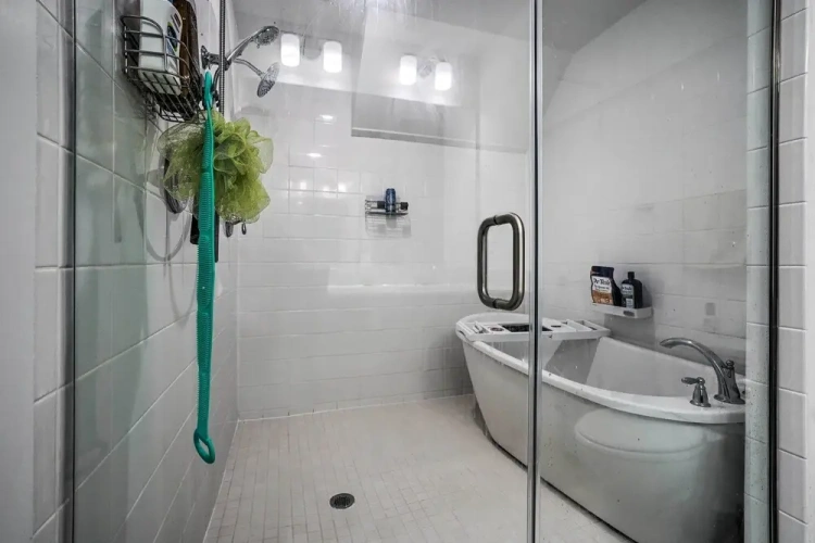 3 Bedrooms Apartment