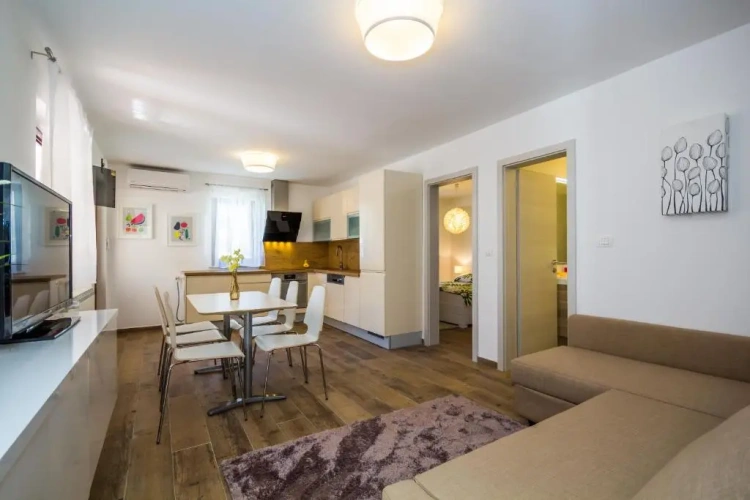 2 Bedrooms Apartment