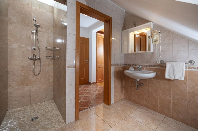 1 Bedroom Economy Triple room