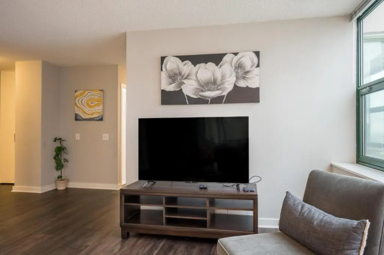 3BR 2BA Captivating Penthouse with Views Pool & Gym