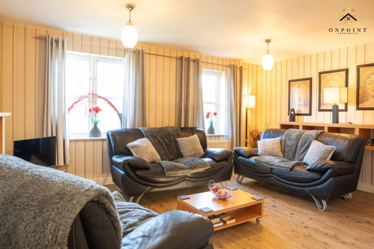 "Captivating & Comfy 3 Bed Home 2 Parking"