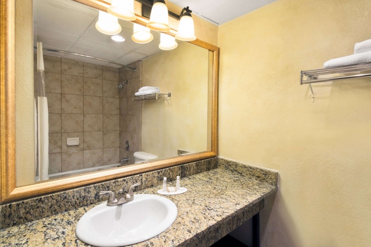 Ramada by Wyndham Austin South photo 9