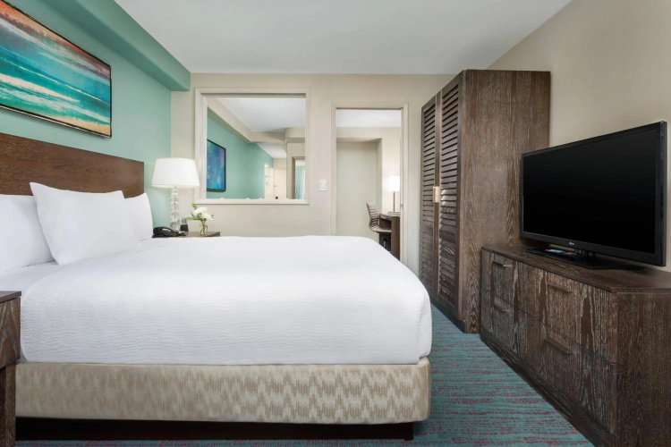 Courtyard by Marriott Waikiki Beach