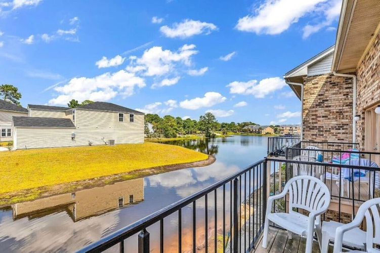 Pelicans Reef Large 2BR Condo w/ Vaulted Ceilings, Loft Bedroom & Space for 8 Guests