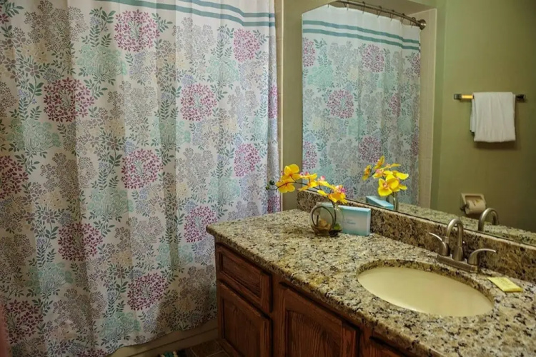 Clean Hole IN ONE Golf Condo