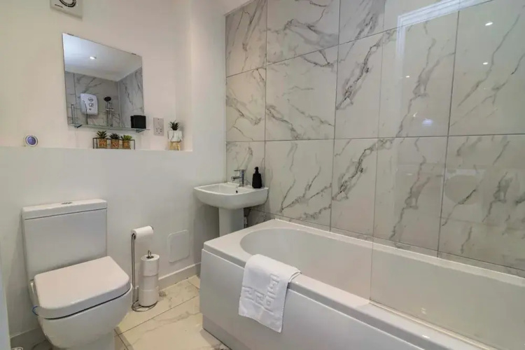 4br-sleeps8-privategarden-freeparking