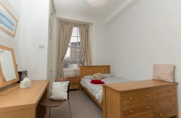 Spacious, Bright 5-br Flat for 10 in Edinburgh