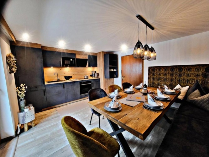 5 Bedrooms Apartment