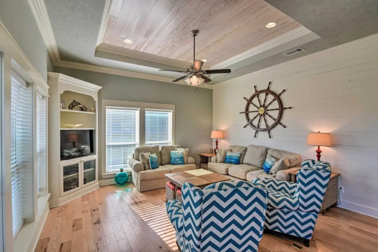 Deck & Fire Pit: Gulf Coast Gem in Crystal Beach!