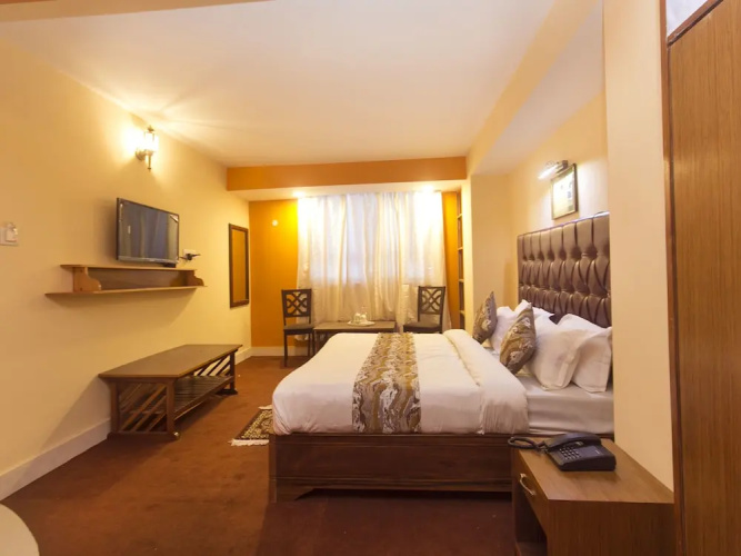 OYO 12370 Royal Sarava