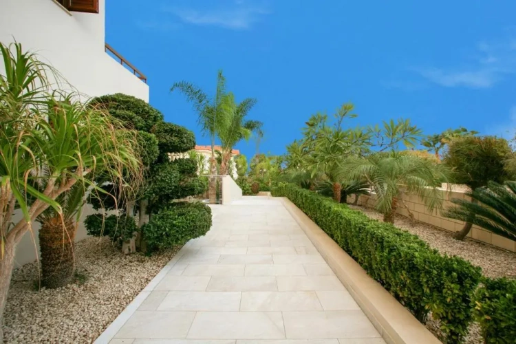 5 Bedrooms Villa