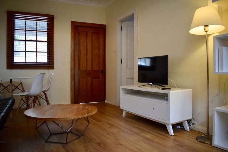 Stylish Cute Cottage in McMahons Point