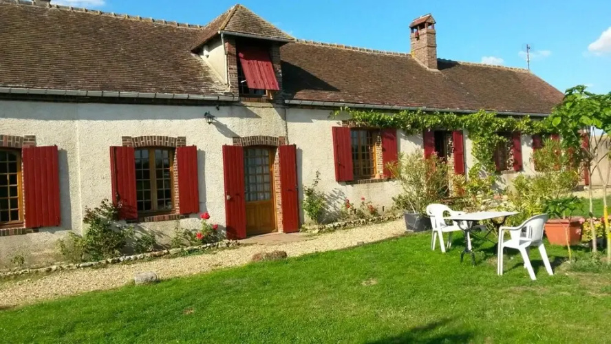 La Longere Aux Volets Rouges