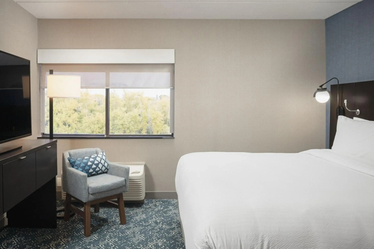 Four Points by Sheraton Milwaukee North Shore