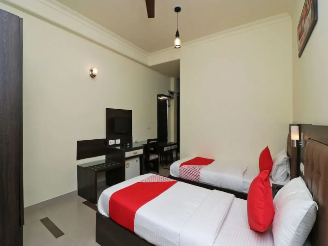 OYO 389 Hotel Applee Inn
