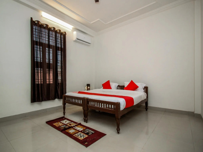 OYO 18272 Hotel Lambodar