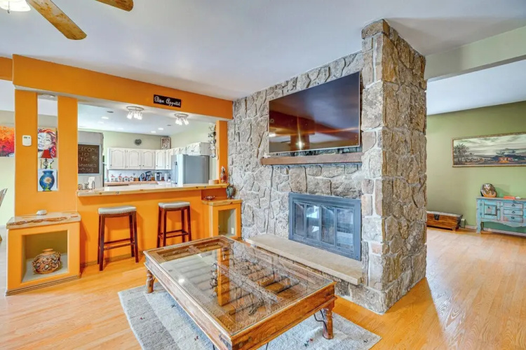 Breweries, Hiking Trails & Museums: Monument House