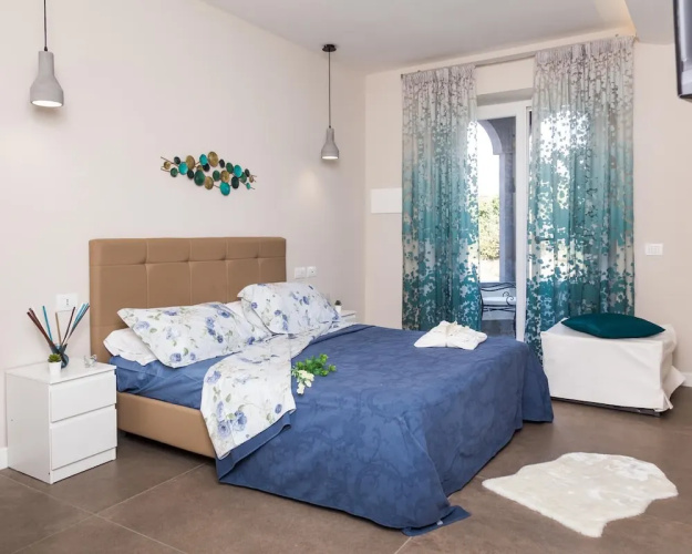 8 Rooms Hotel