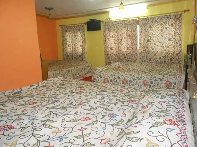 Goroomgo Rooma Srinagar