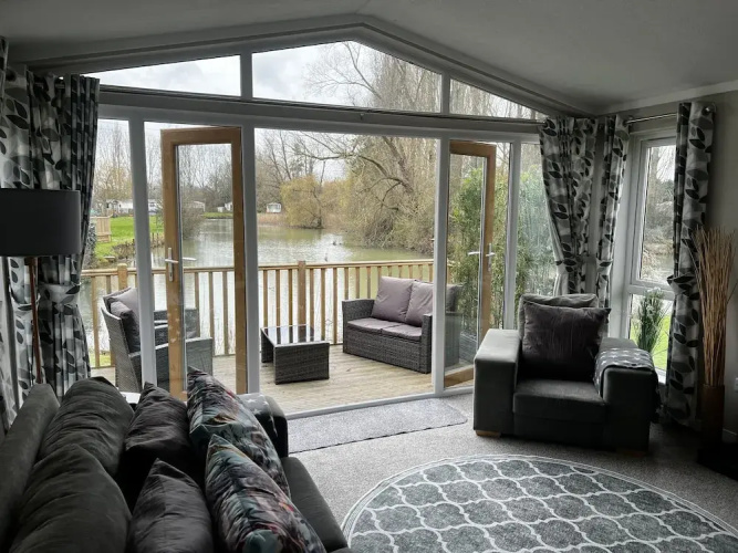 Beautiful and Tranquil Lakeside Lodge - Sleeps 5