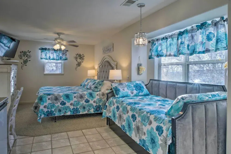 Walk-in Branson West Condo w/ Balcony, Pool Access