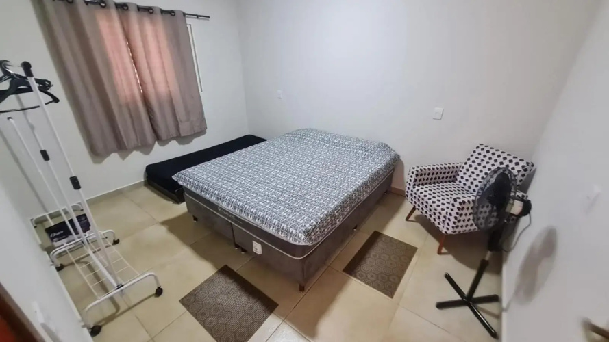 Casa c/ quartos separados + churrasqueira ampla.
