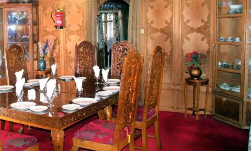 Yadgaar Houseboats