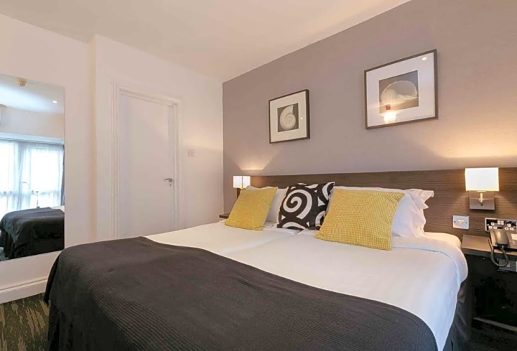 Standard Twin room with garden view