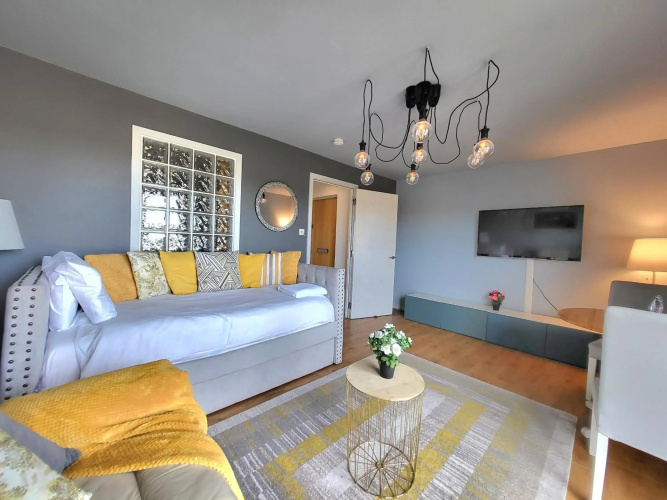 4 Separate Beds, Sleeps 6, Beautiful 2 bed Apt