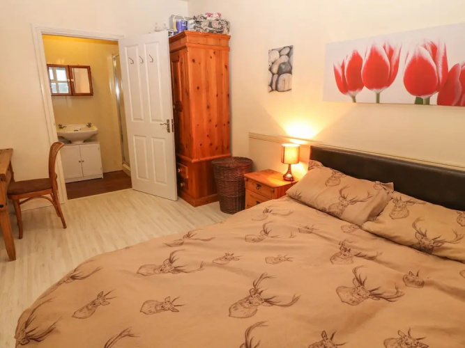 38 Plas Darien. Peredur Suite