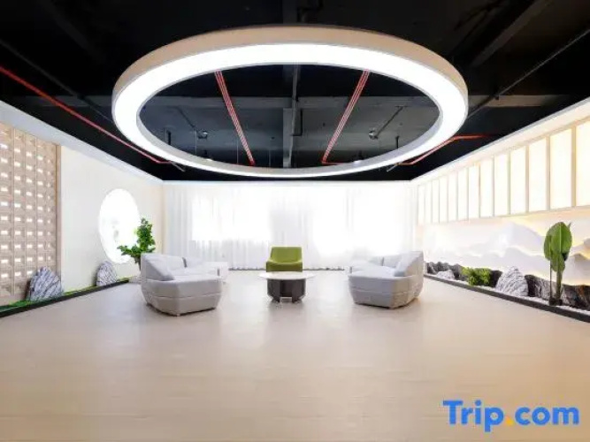 Tekesi Phoenix International Hotel