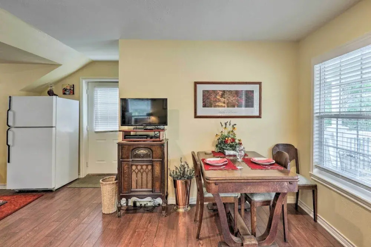 Studio in College Station w/ Expansive Deck!