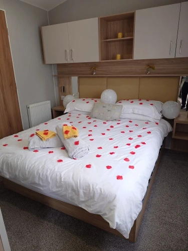 2 Bedrooms Comfort room with lake view