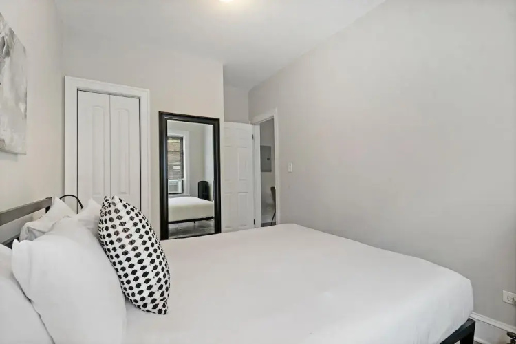 Spacious 2BR Near Dining - Touhy 1S