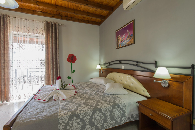 Makis Studios And Apartments