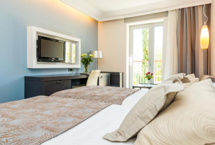 Classic Double room with balcony and with partial sea view