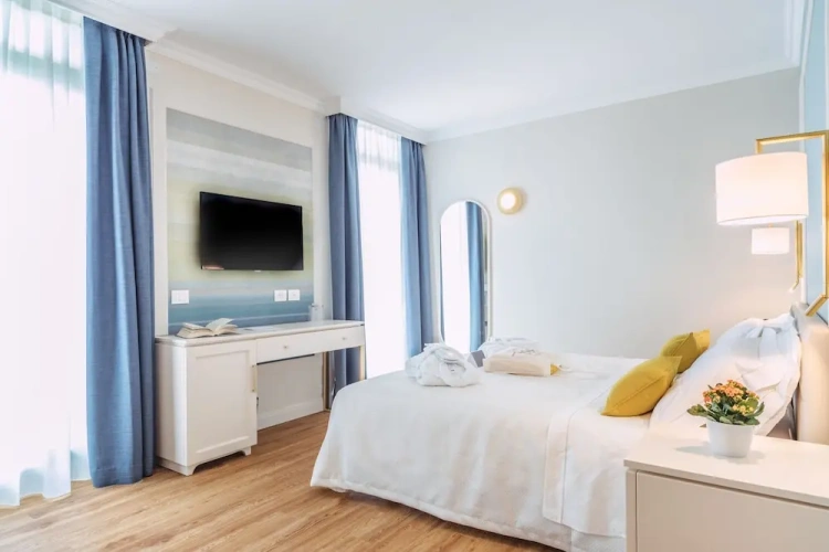 Superior Double room with balcony and with lake view