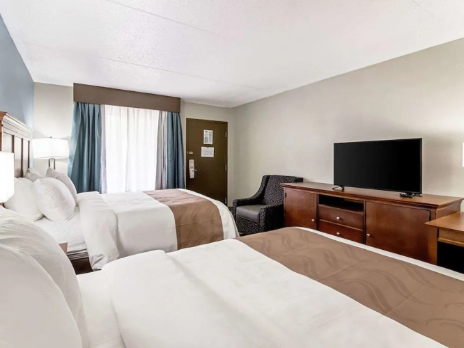 Farragut Inn & Suites