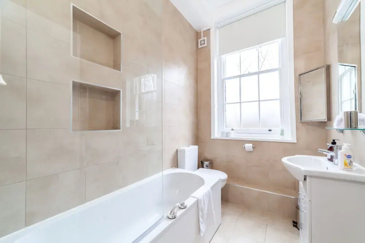 Spacious 3-bed flat by popular Waterloo