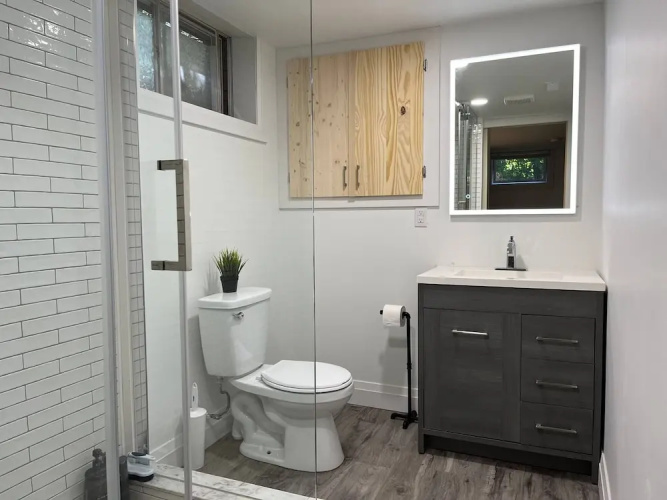 Adorable 1 Bedroom Suite With Kitchen &