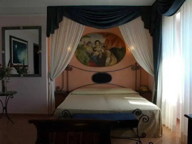 Emmaus Hotel