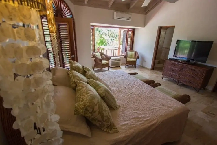 5 Bedrooms Villa
