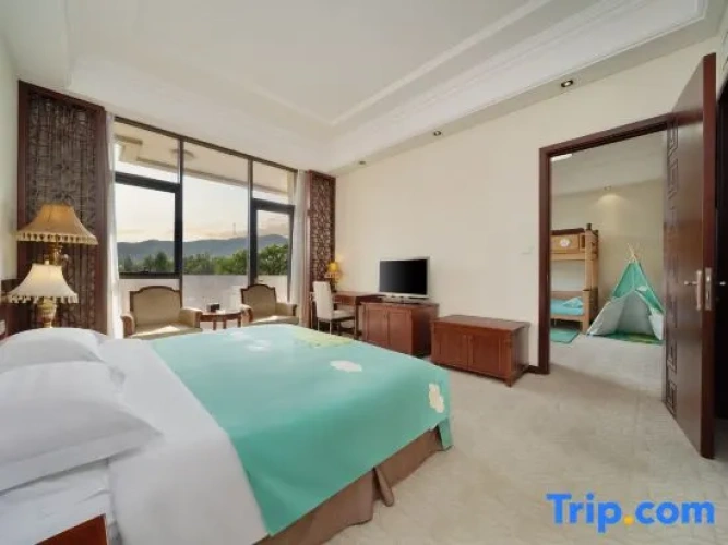 Business Quadruple Family Suite with garden view