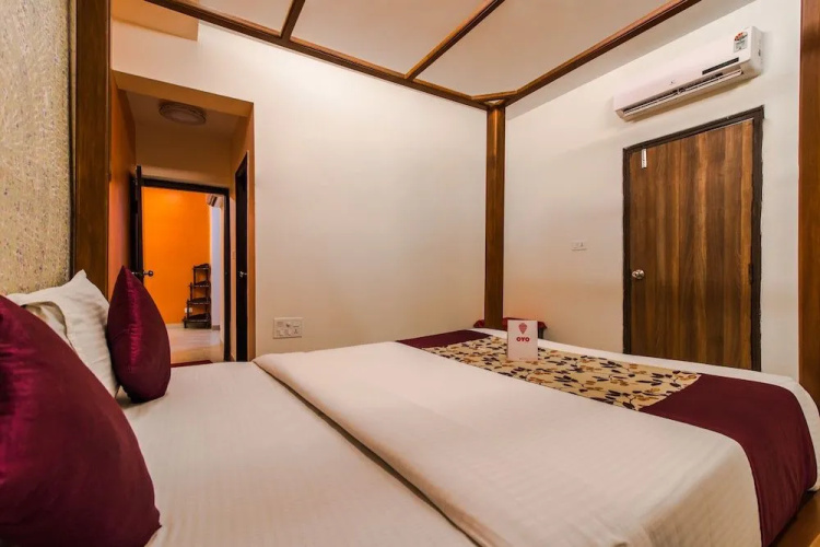 OYO 5671 Maximum Holiday Inn