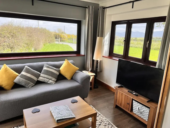 Detached 3 Bed Cottage, Mountain Views- Pets, Wifi