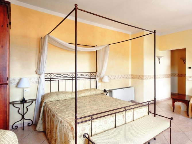 Standard Triple room