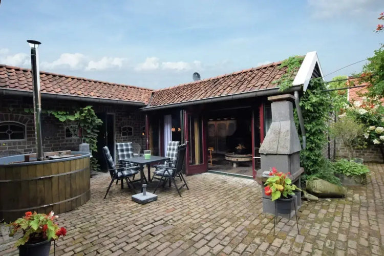 Cottage Near Bourtange With Hot Tub