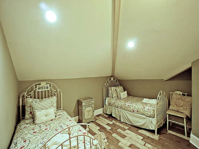 Downtown Savannah Oasis 4 BR 3 BA