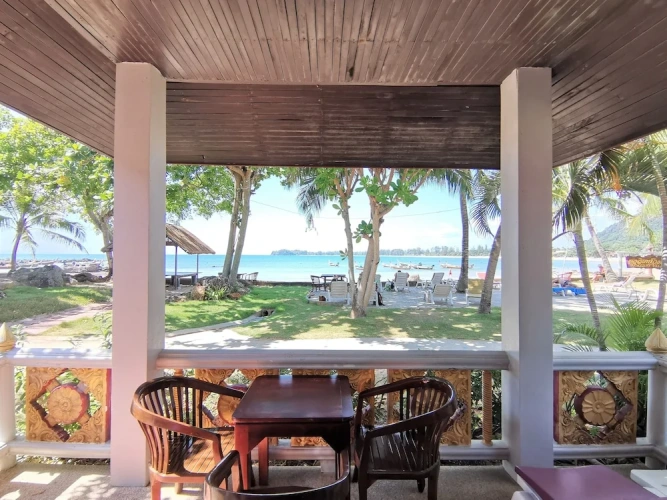 Villa with balcony and beachfront