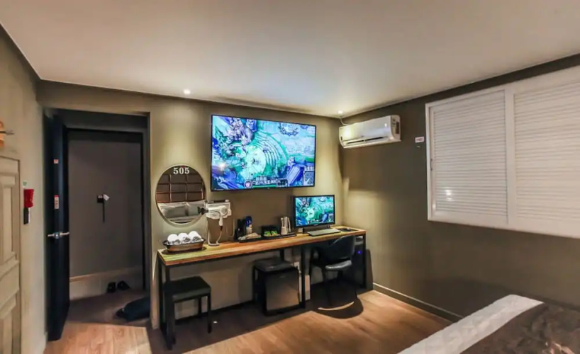 Hotel Six